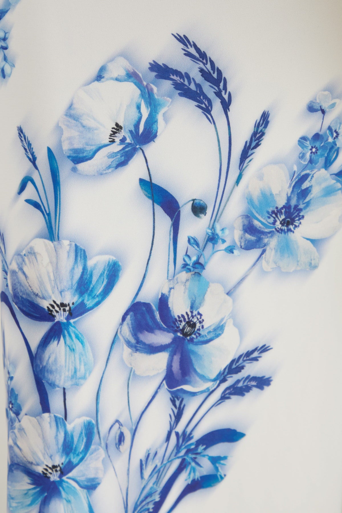 Isella | Robe longue à imprimé floral bleu à col montant avec détails froncés