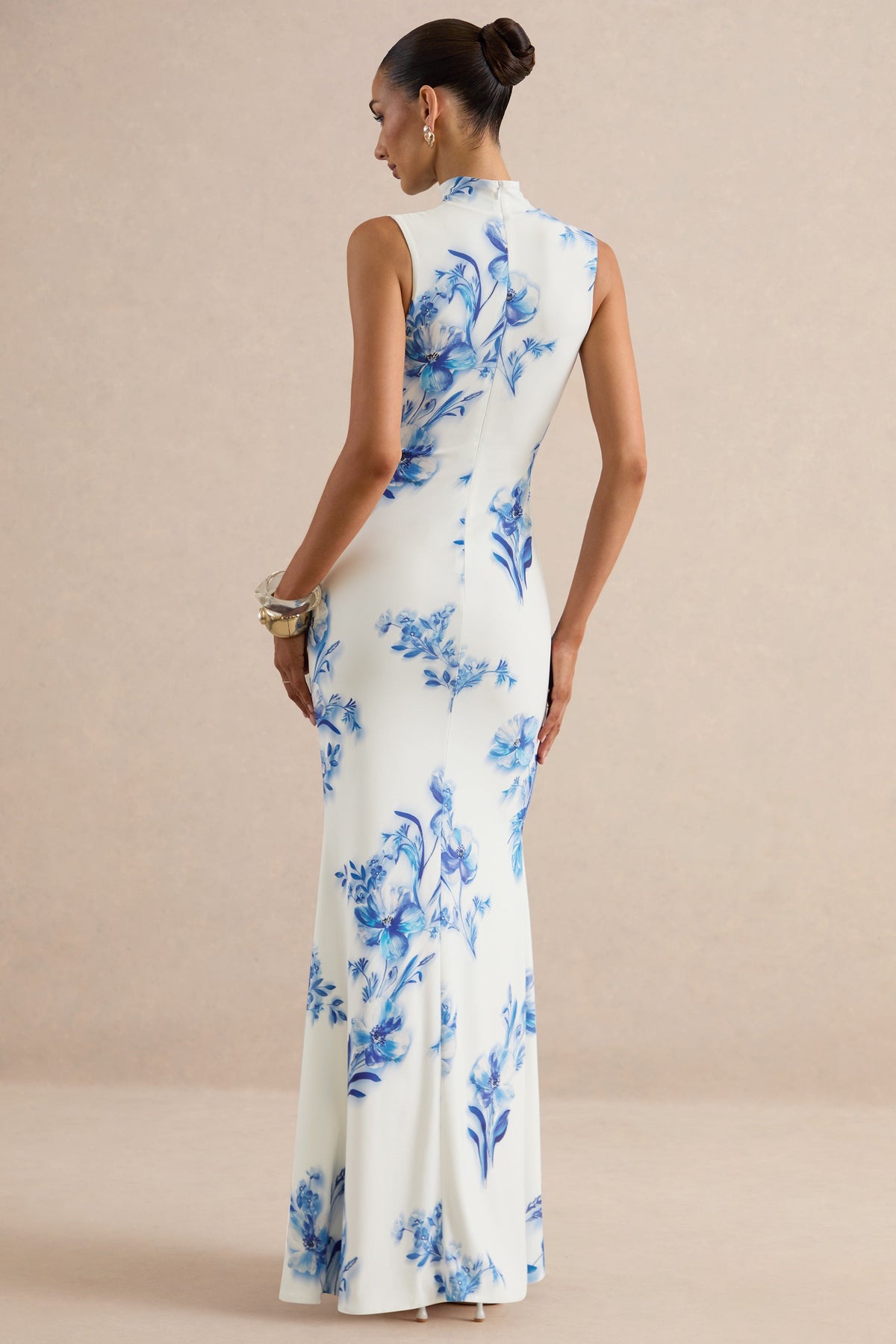 Isella | Robe longue à imprimé floral bleu à col montant avec détails froncés