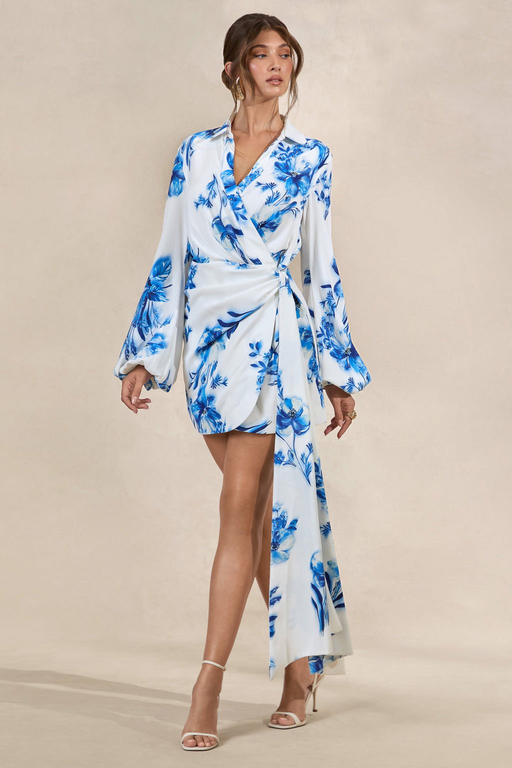 Itzara | Robe portefeuille à décolleté plongeant à imprimé floral bleu avec détail de ceinture