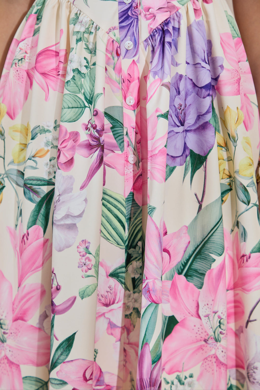 Maila | Robe mi-longue à imprimé floral crème avec encolure dos nu à col