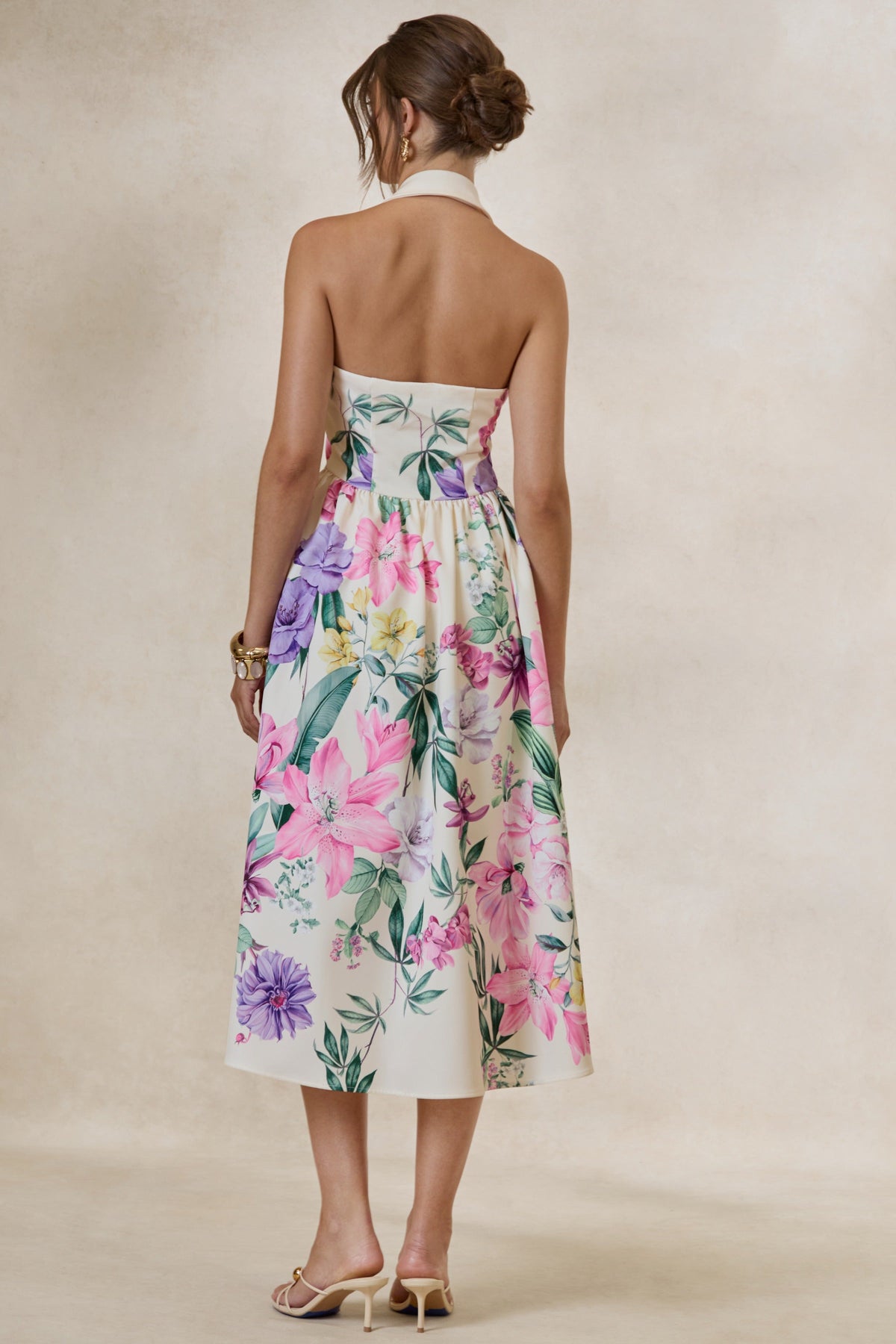 Maila | Robe mi-longue à imprimé floral crème avec encolure dos nu à col