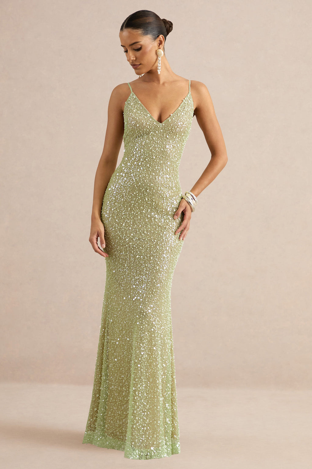 Minna | Robe longue vert sauge à sequins transparents avec décolleté plongeant