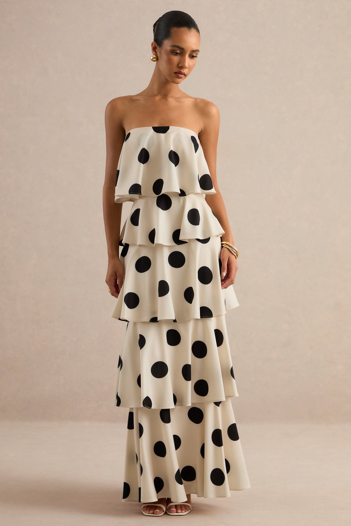 Talise | Robe longue en satin crème à pois à encolure bandeau avec volants et détail écharpe