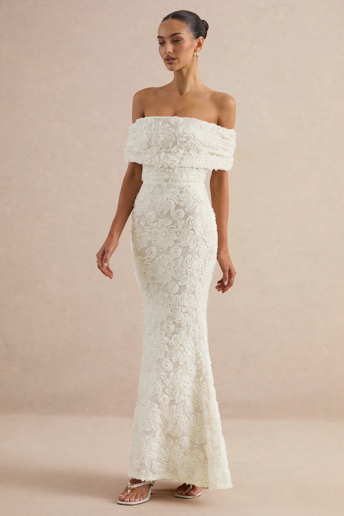 Xara | Robe longue blanche en dentelle à encolure Bardot