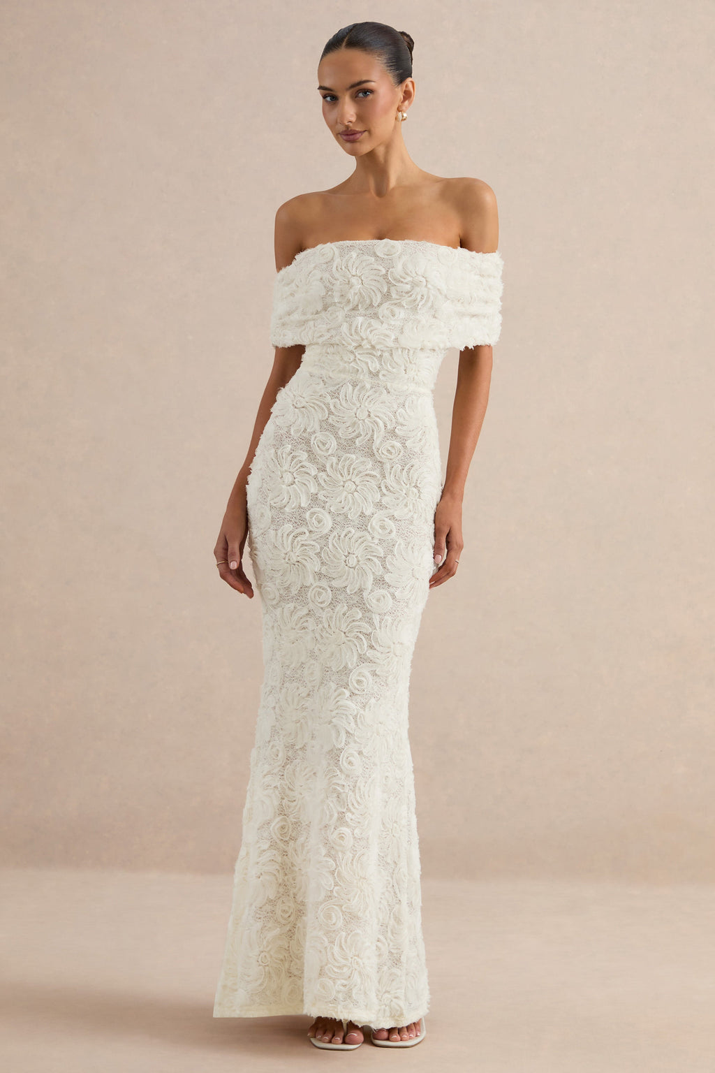 Xara | Robe longue blanche en dentelle à encolure Bardot
