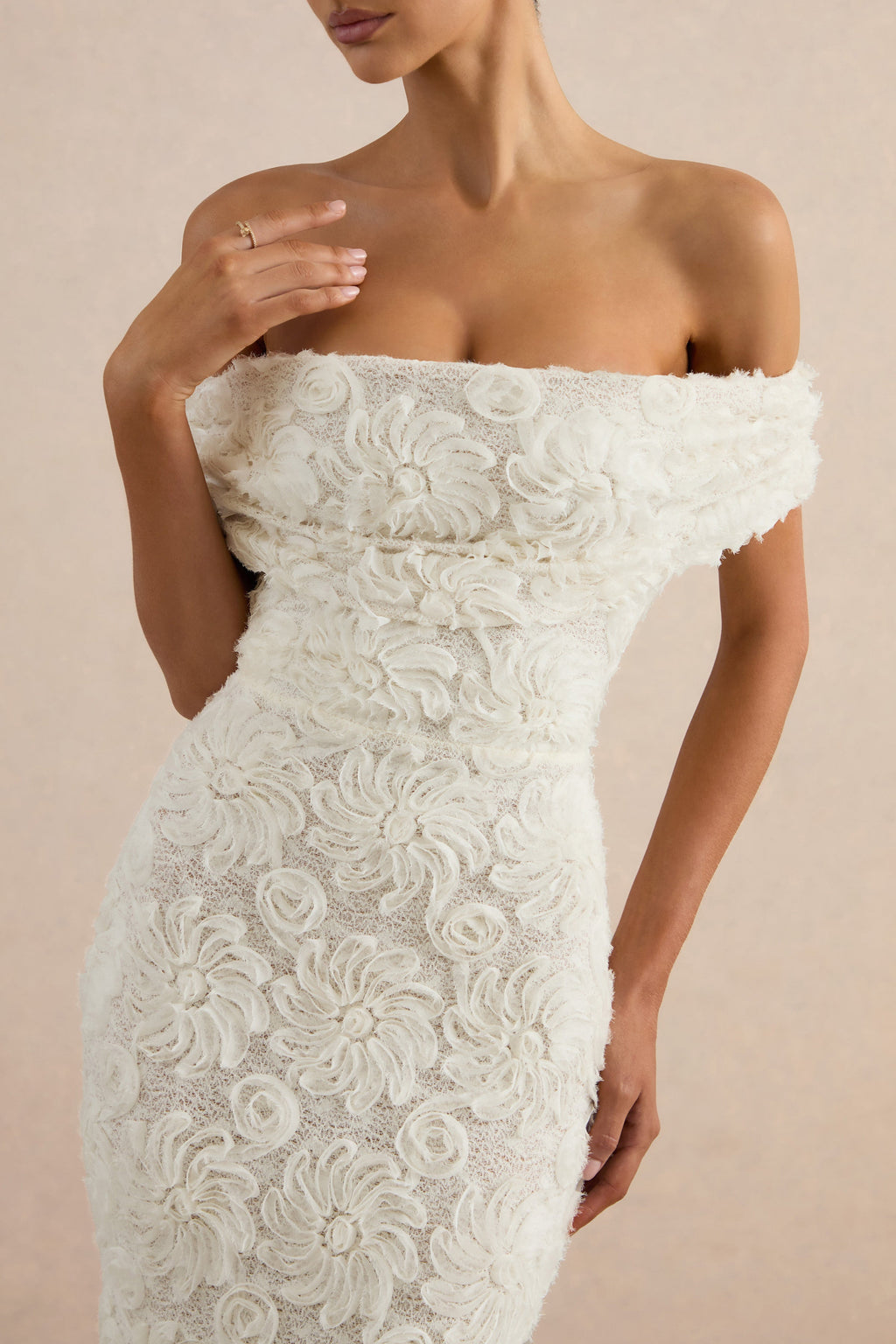 Xara | Robe longue blanche en dentelle à encolure Bardot
