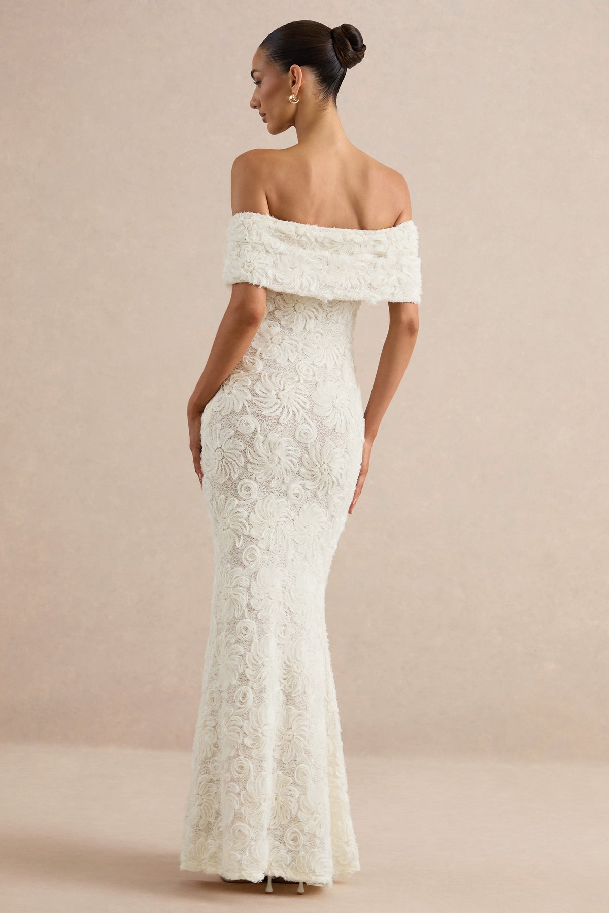 Xara | Robe longue blanche en dentelle à encolure Bardot