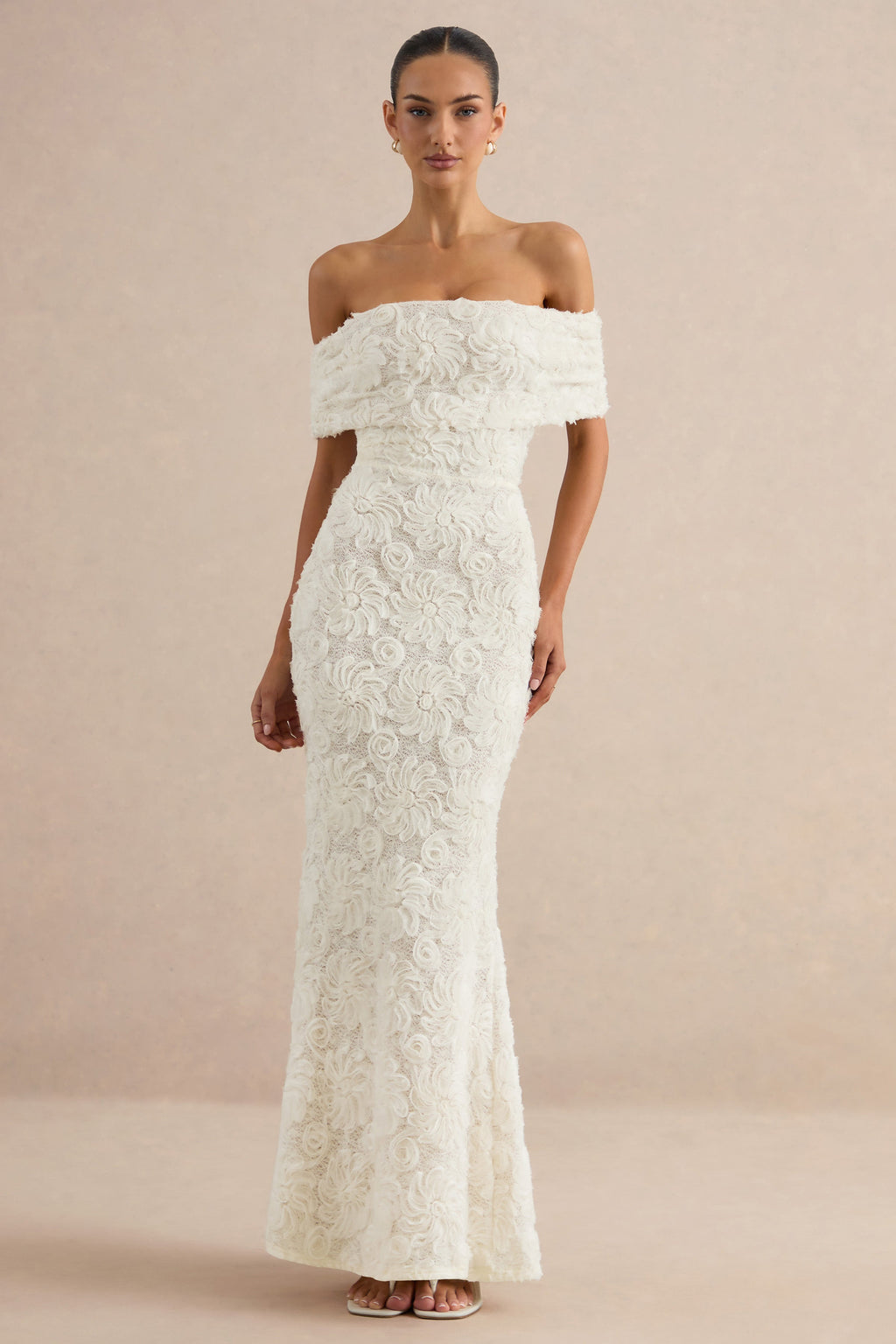 Xara | Robe longue blanche en dentelle à encolure Bardot