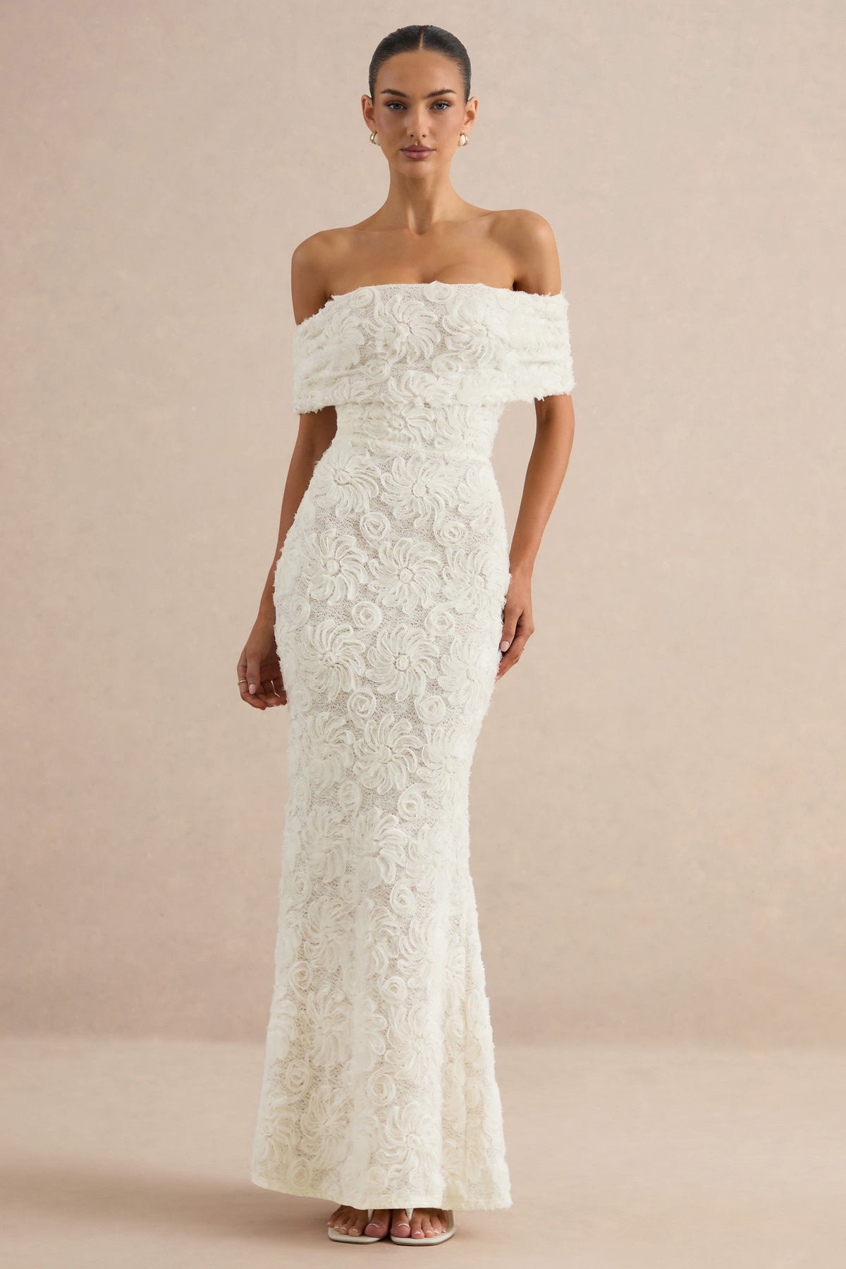 Xara | Robe longue blanche en dentelle à encolure Bardot