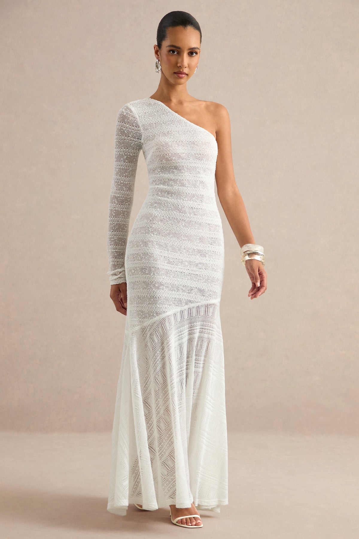 Orabella | Robe longue blanche à encolure asymétrique avec jupe en voile transparent