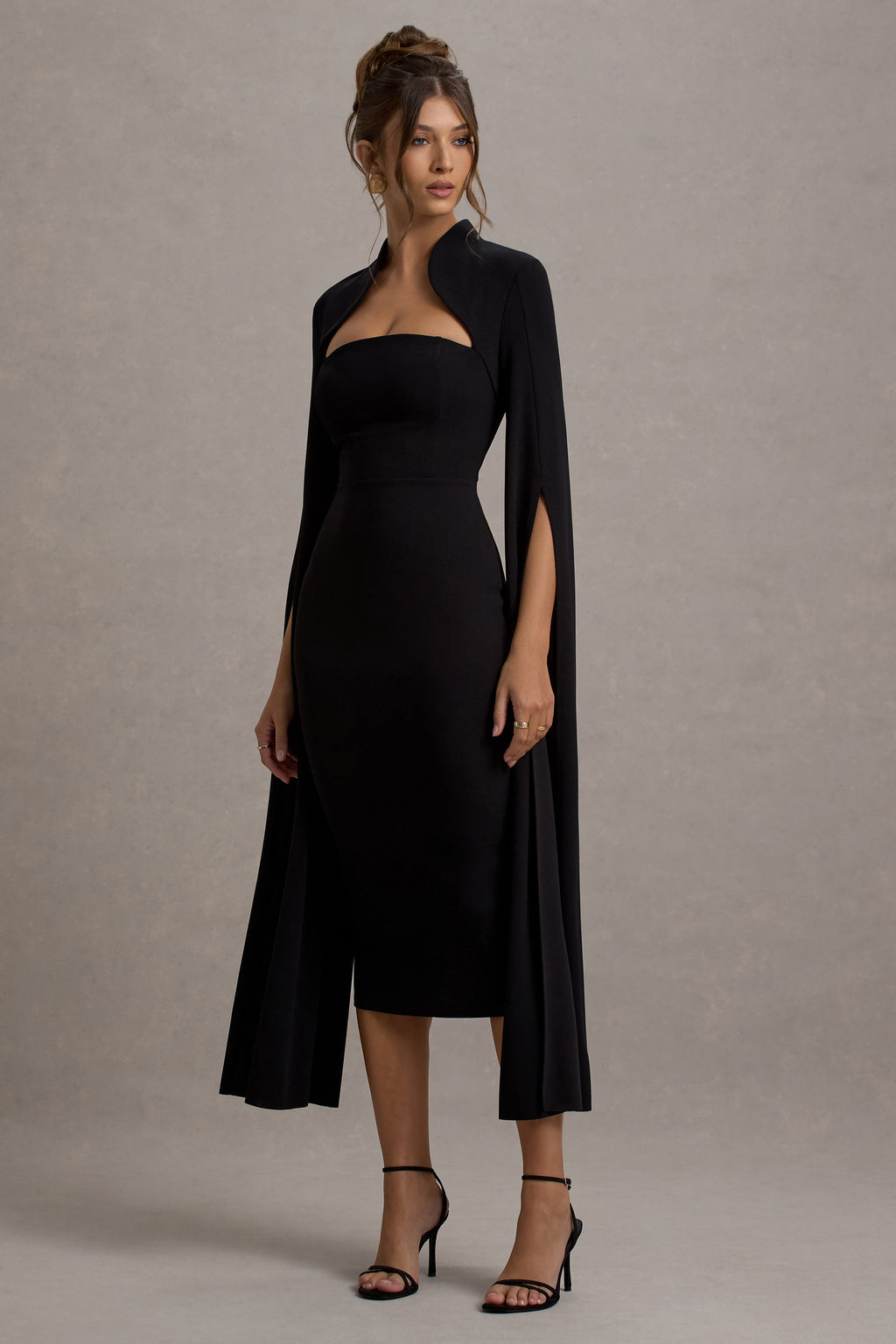 Linden | Robe mi-longue moulante noire à manches cape