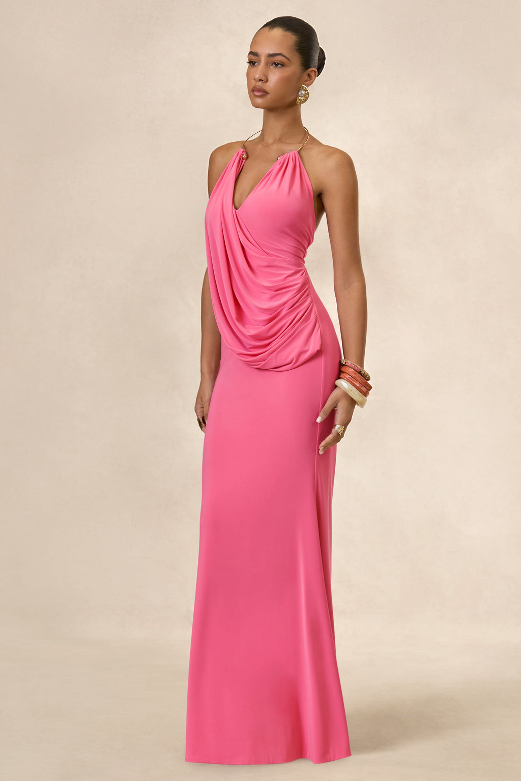 Dinara | Robe longue corail à encolure dos nu avec détails drapés et détail doré