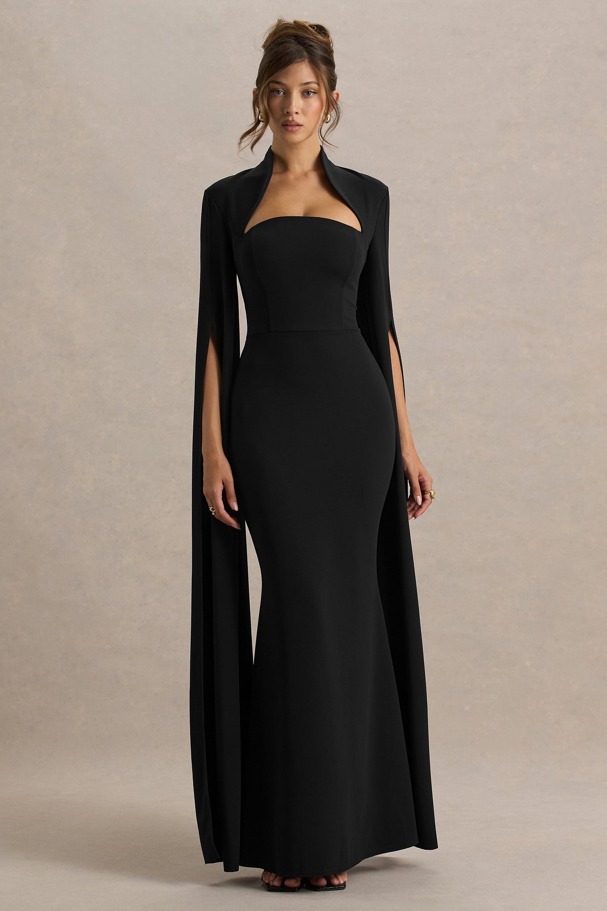 Esme | Robe longue noire à encolure carrée et manches cape