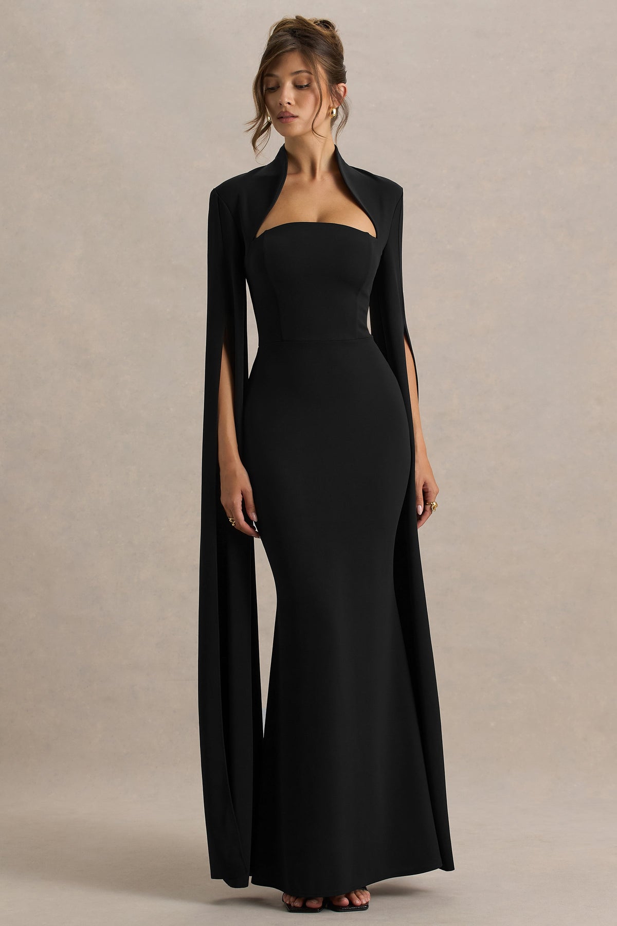 Esme | Robe longue noire à encolure carrée et manches cape