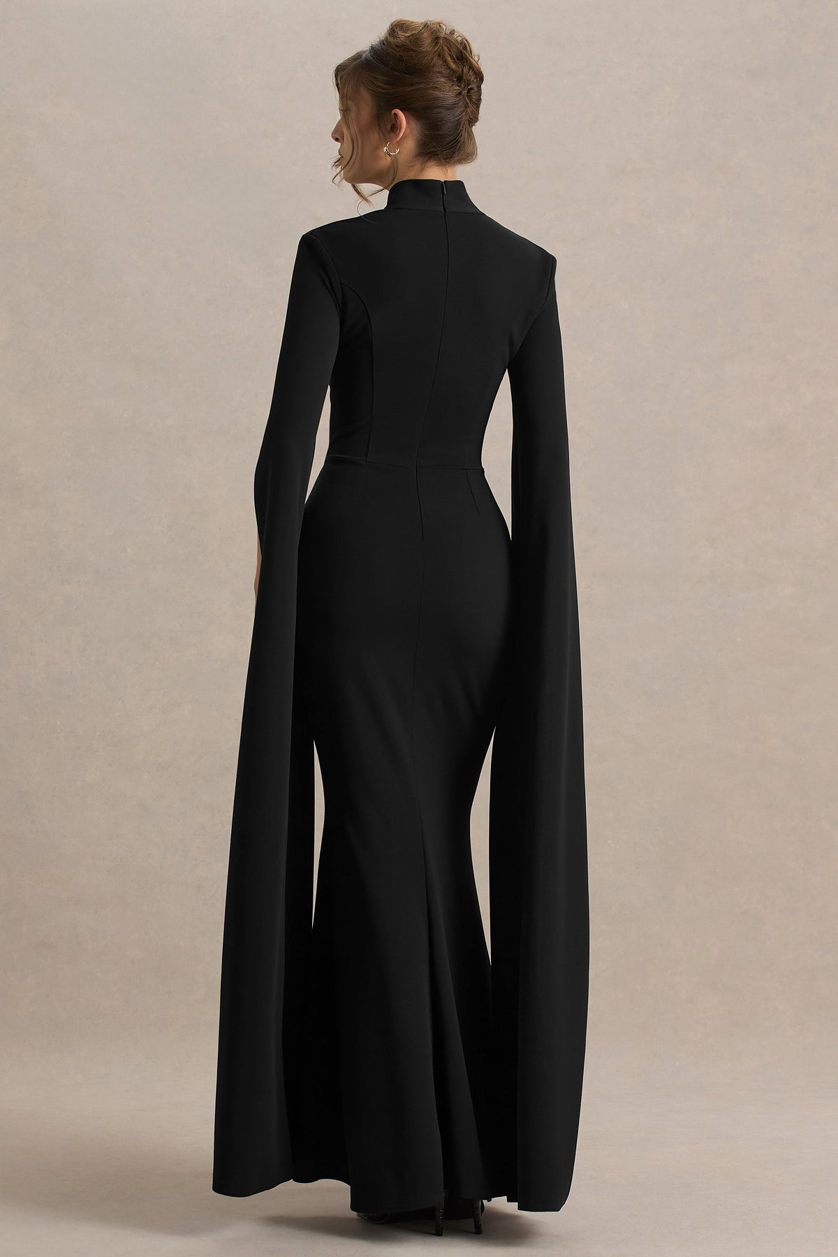 Esme | Robe longue noire à encolure carrée et manches cape