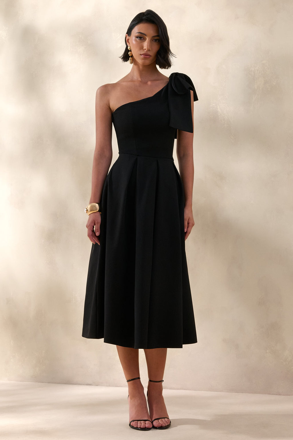 Meria | Robe mi-longue noire à encolure asymétrique avec manche ornée d’un nœud