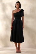 Meria | Robe mi-longue noire à encolure asymétrique avec manche ornée d’un nœud