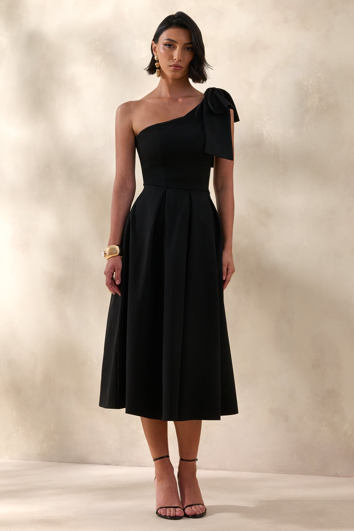 Meria | Robe mi-longue noire à encolure asymétrique avec manche ornée d’un nœud