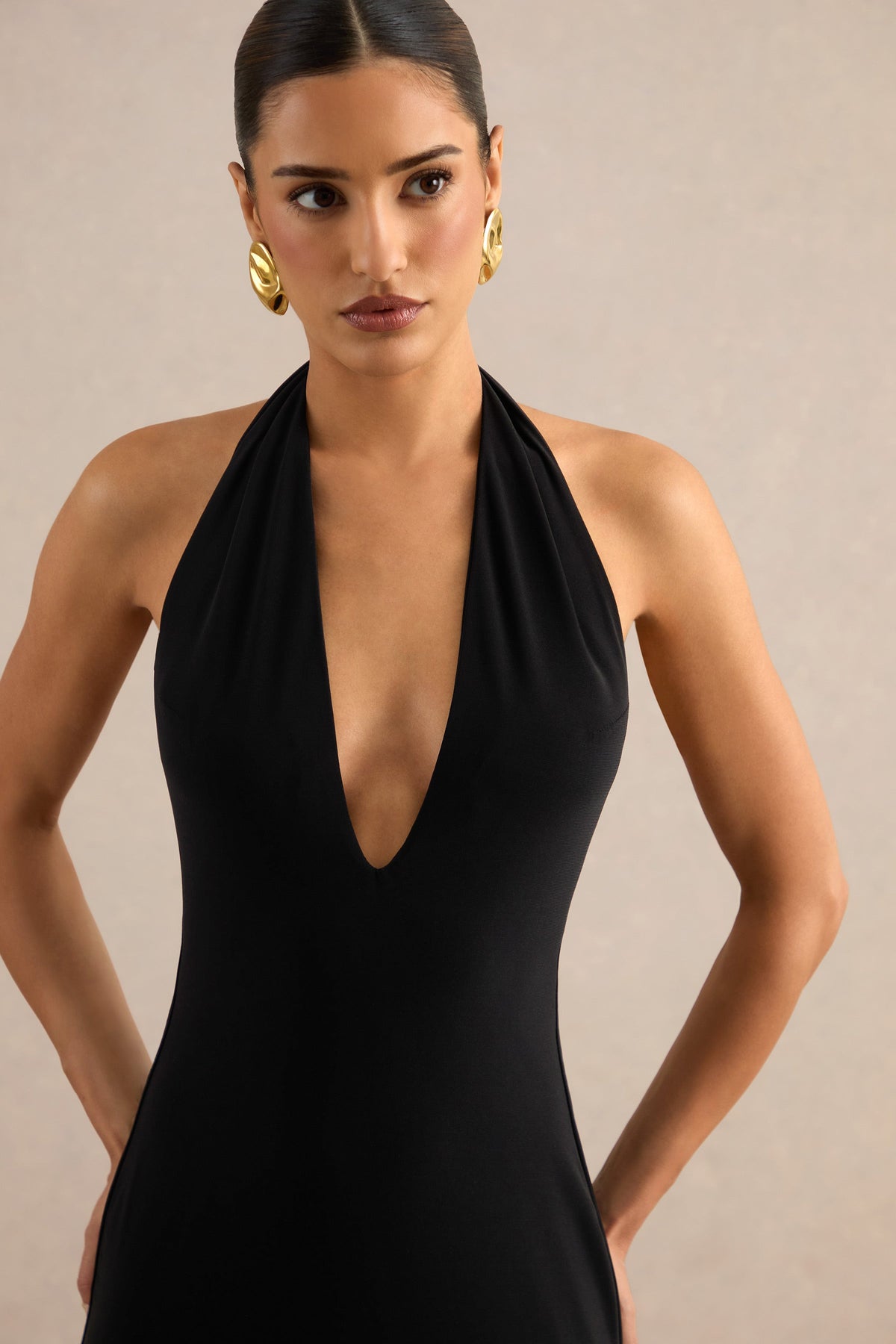 Maristela | Robe longue noire à décolleté plongeant