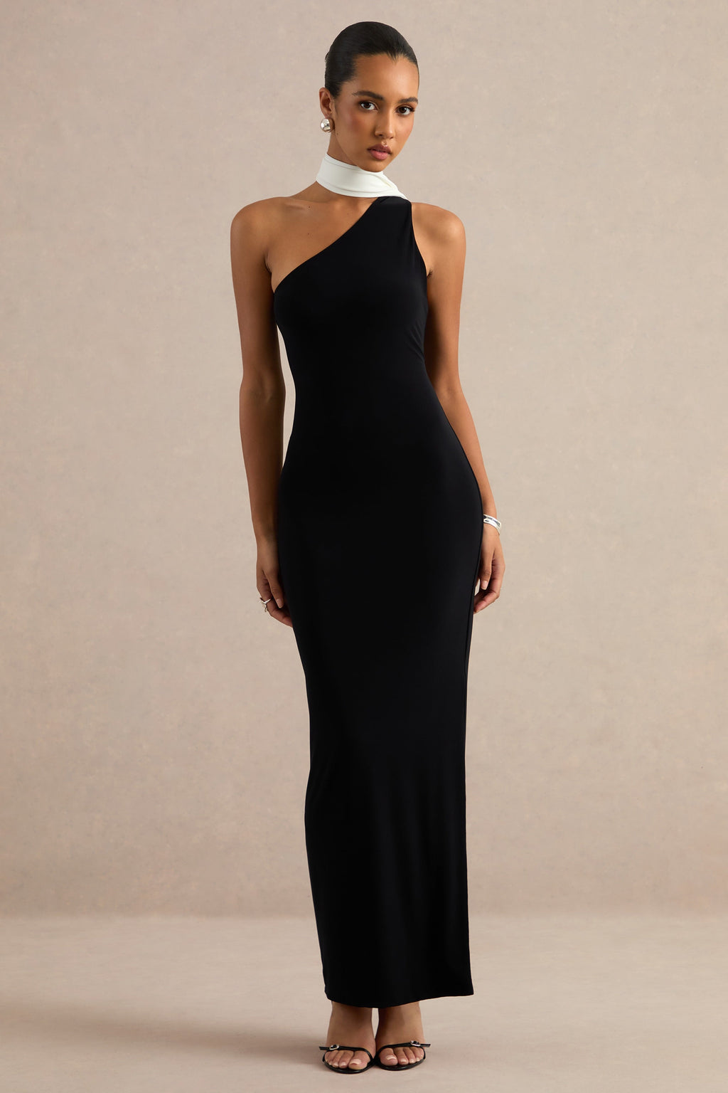 Lirienne | Robe longue noire et blanche à encolure asymétrique avec détail foulard