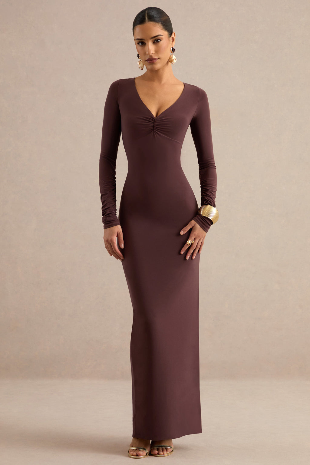 Lucina | Robe longue marron à col en V avec détails froncés