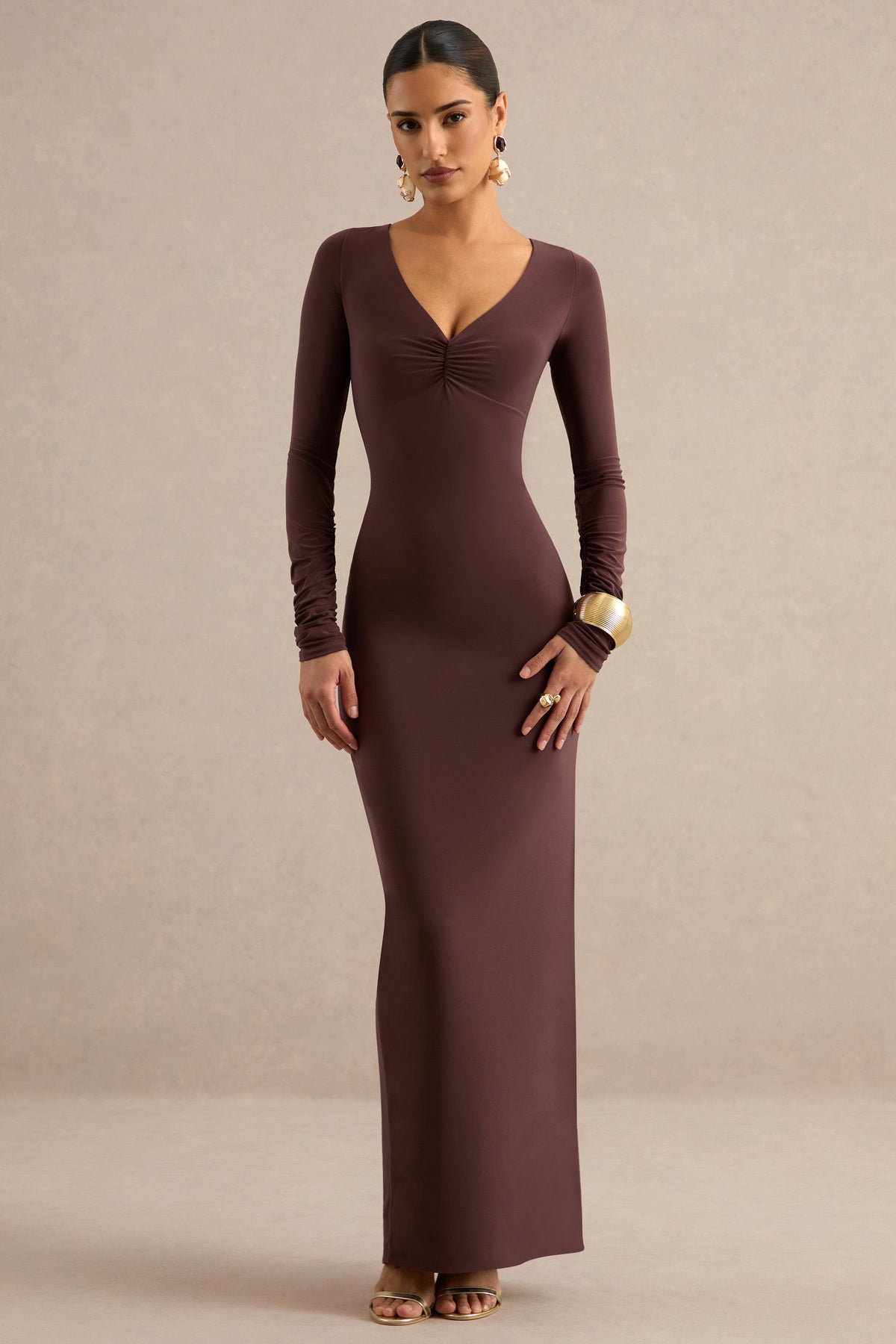 Lucina | Robe longue marron à col en V avec détails froncés