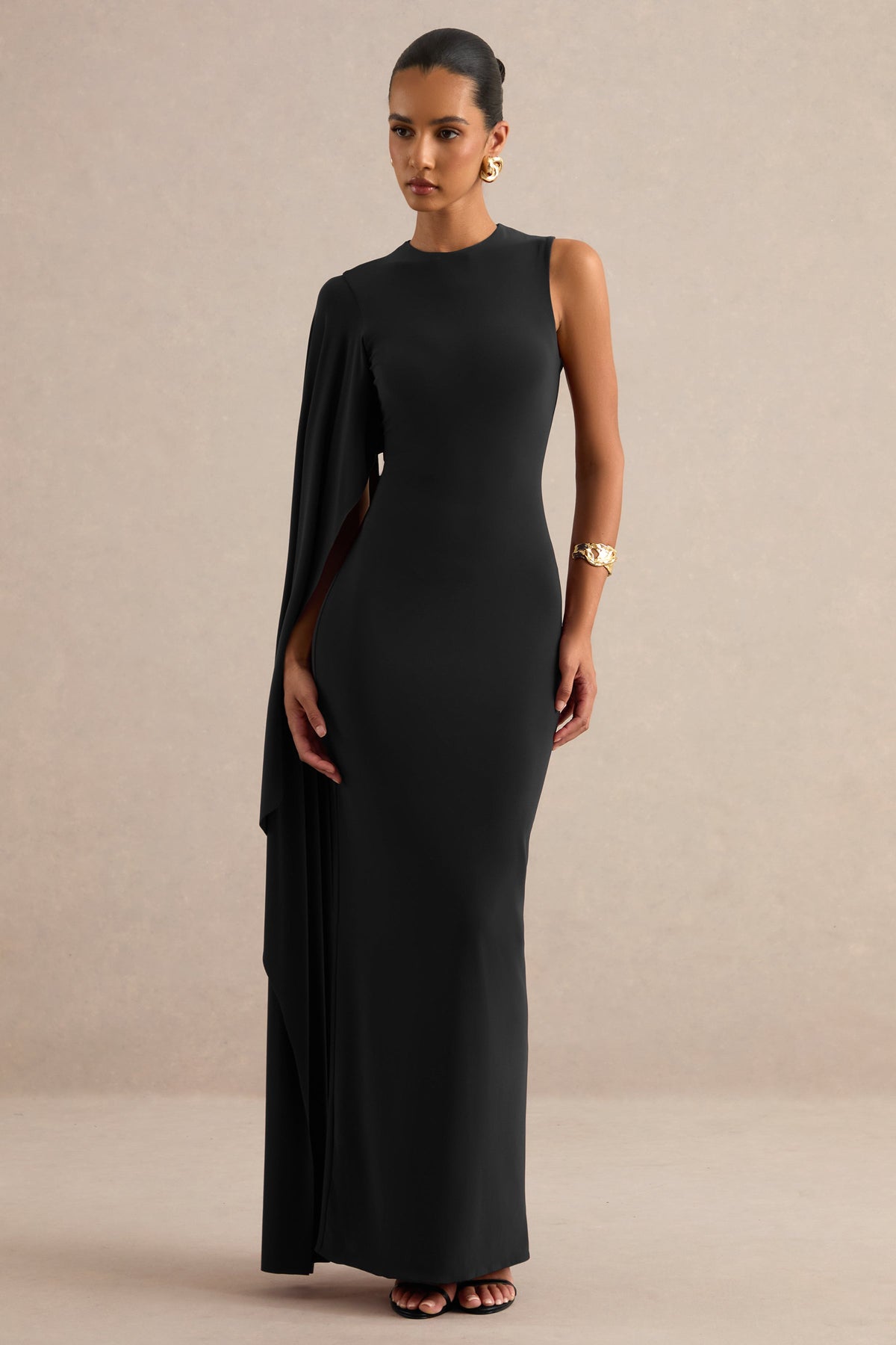Maravelle | Robe longue noire à encolure ronde avec manche cape