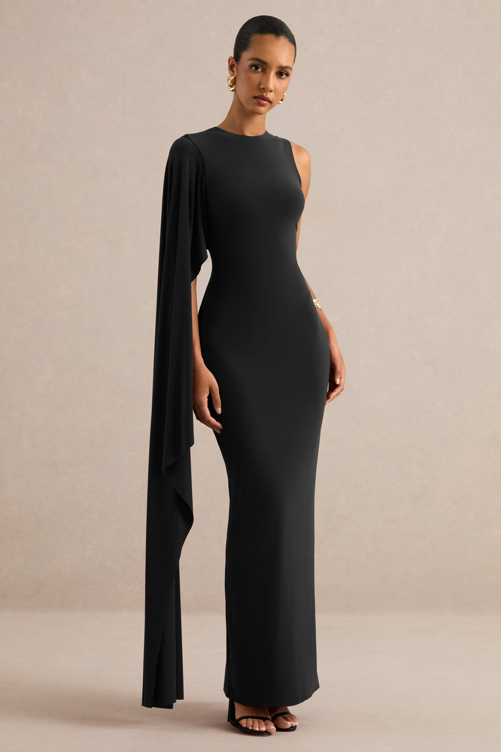 Maravelle | Robe longue noire à encolure ronde avec manche cape