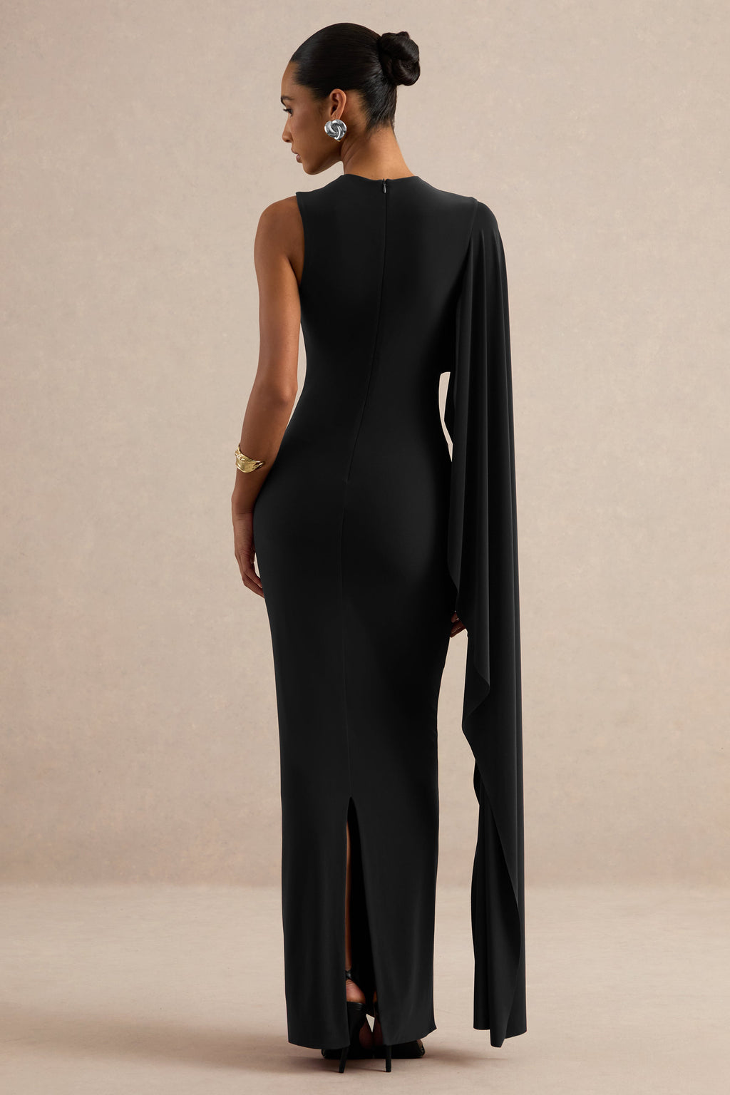Maravelle | Robe longue noire à encolure ronde avec manche cape