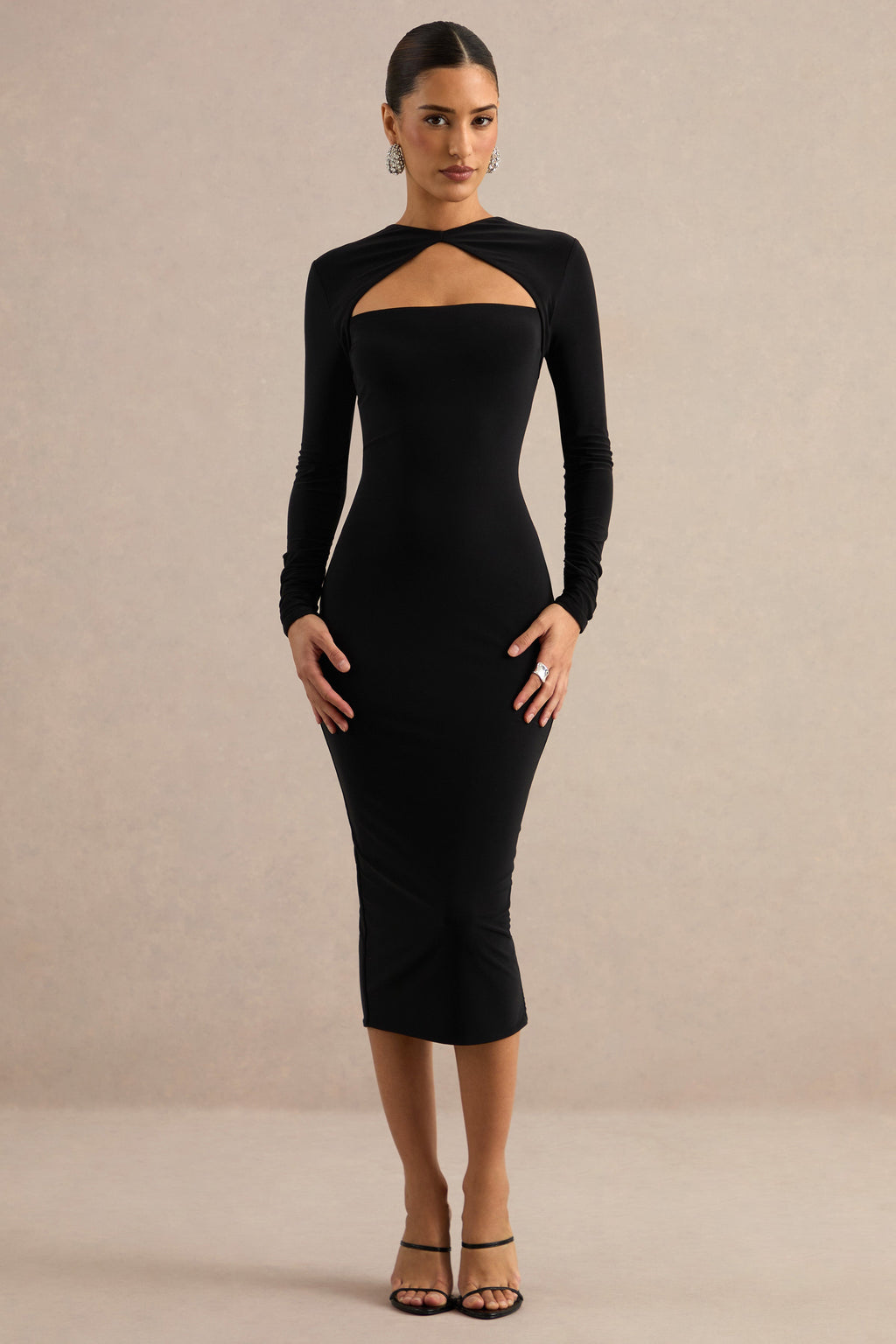 Filomena | Robe mi-longue noire à encolure ronde avec découpe sur la poitrine