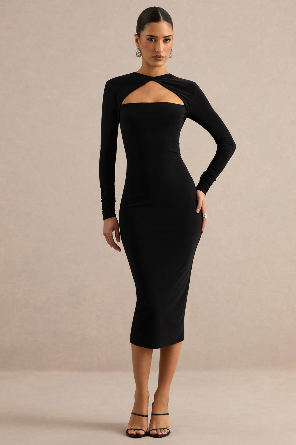 Filomena | Robe mi-longue noire à encolure ronde avec découpe sur la poitrine