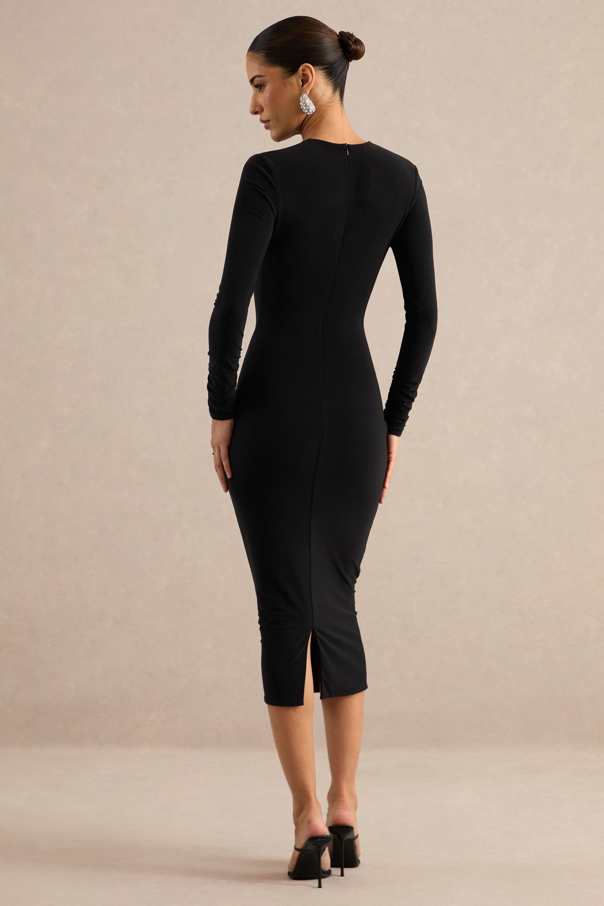 Filomena | Robe mi-longue noire à encolure ronde avec découpe sur la poitrine