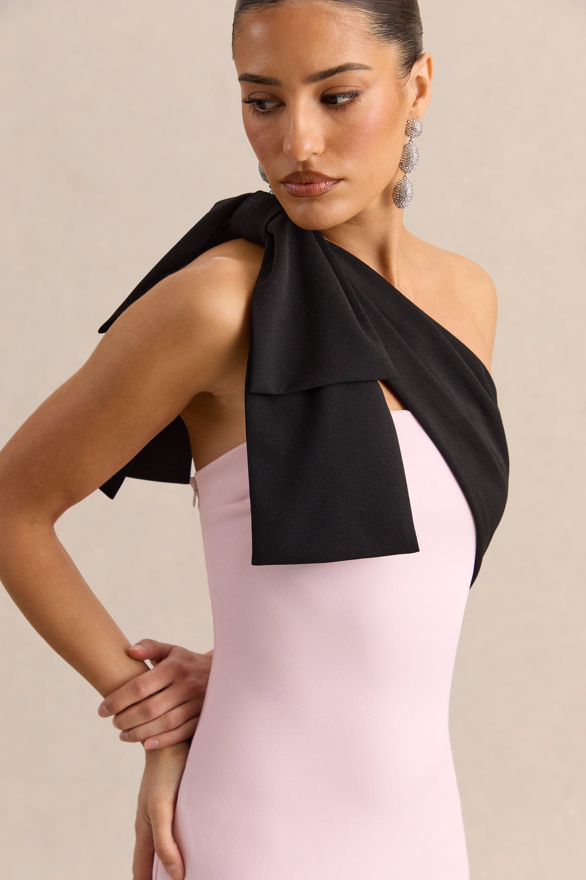 Adara | Robe longue rose et noire à encolure asymétrique avec détail nœud