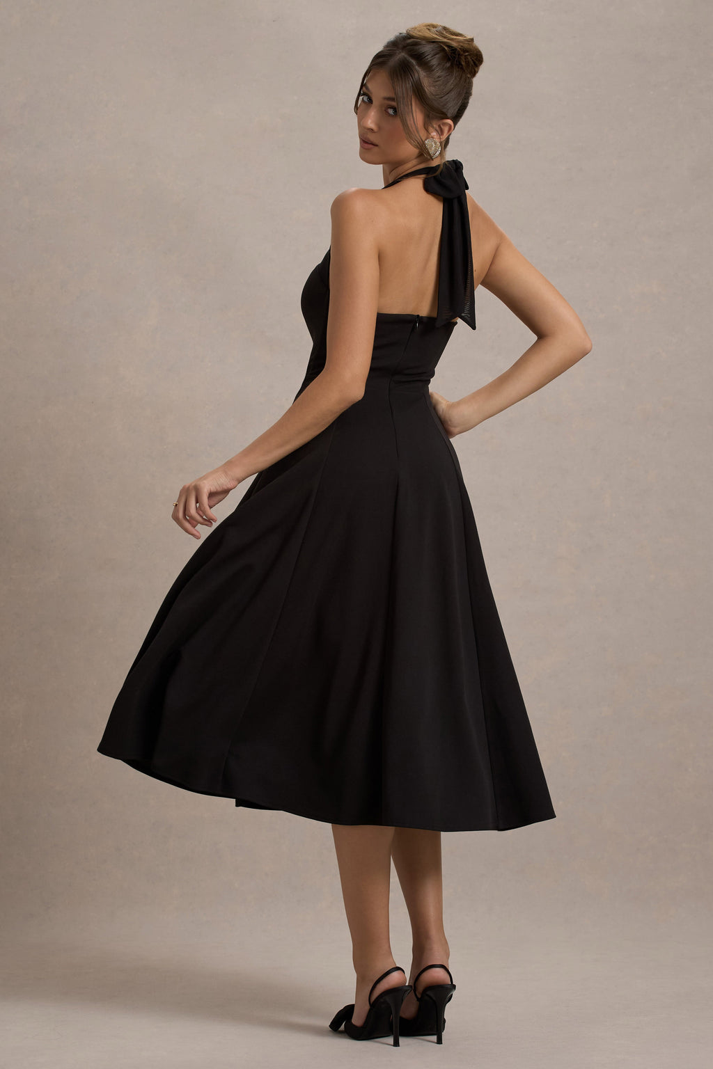 Auburn | Robe mi-longue noire à halter et jupe patineuse