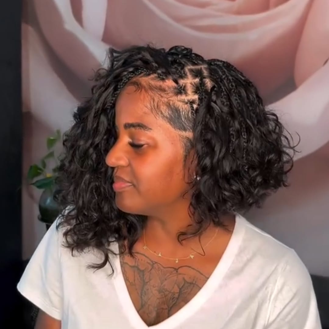 AILUXY Perruque en Dentelle avec Une Coupe Frontale, Demi-tresse Bouclée, une Coiffure Africaine Populaire identique à la vidéo
