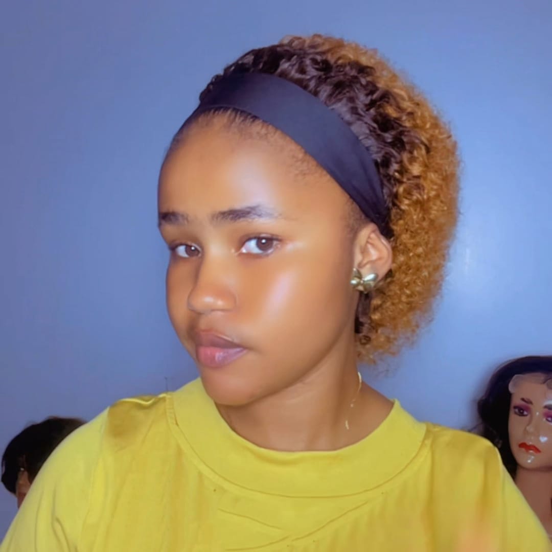 AILUXY Perruque Bandeau à Boucles Noir uni ou Mèches Caramel, Votre Nouveau Look Instantané