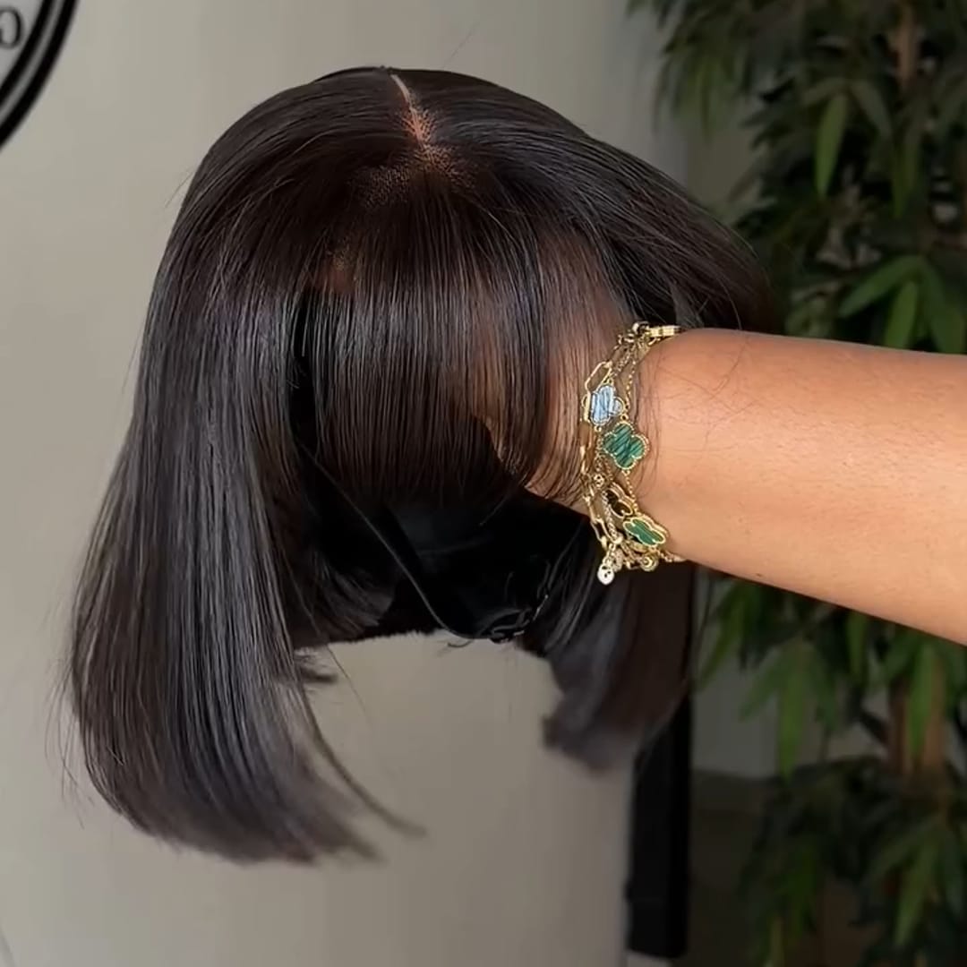 AILUXY Perruque Courte Bob Lisse Noir, Frange Airée, Coiffure Pré-Stylisée, Pose Instantanée