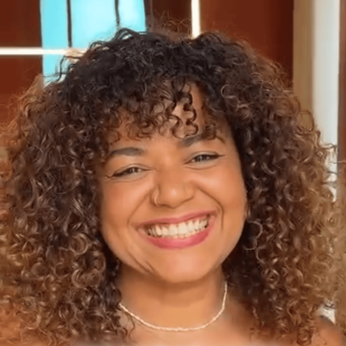 AILUXY Perruque Mécanique Boucles Afro avec Frange, Couleur Ombré Brun, Volume Naturel