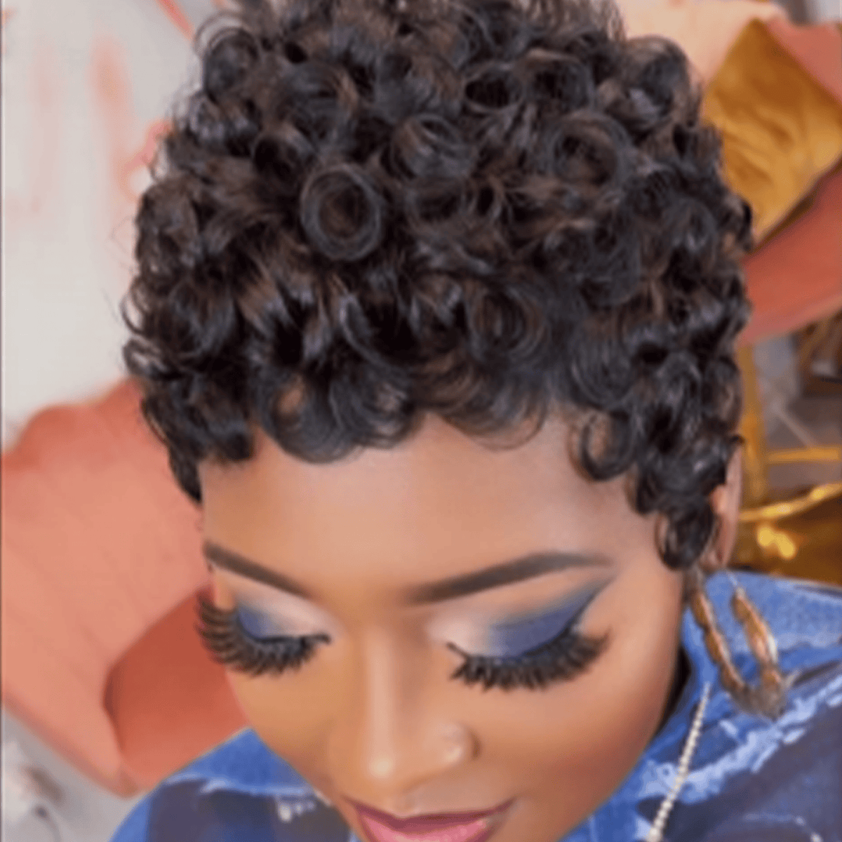 AILUXY Perruque en Dentelle Complète Cheveux Bouclés Courts, Look Chic Quotidien