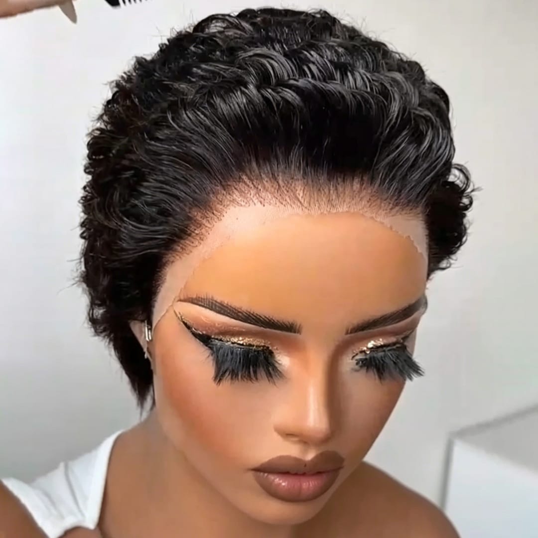 AILUXY Perruque Pixie Courte  à Ondulation Sculptée , Avec 13x4 Lace Front Invisible,  Finition Effet Vernis, Coupe Ancienne Distinguée