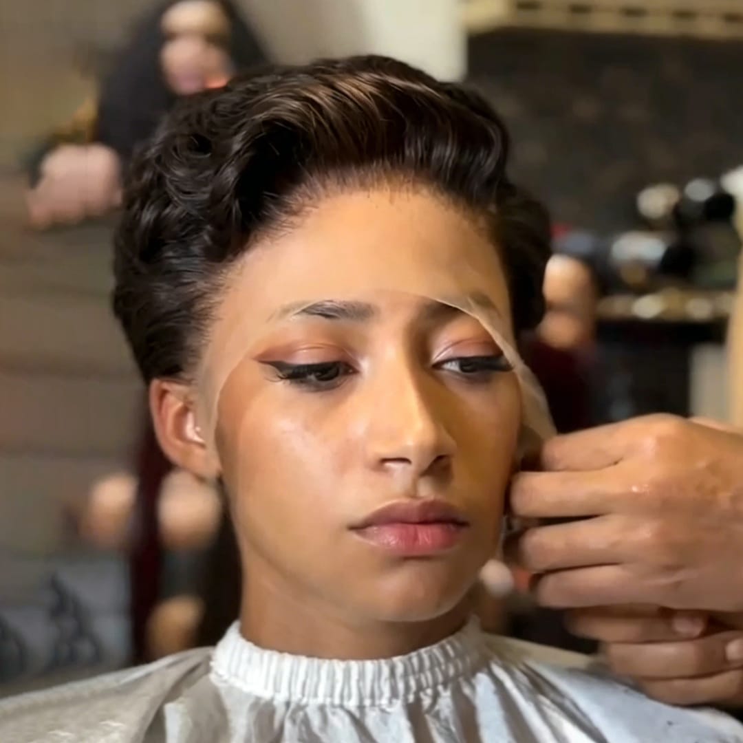 AILUXY Perruque Pixie en Crins Naturels à Ondulation Sculptée, Dentelle Frontale Diaphane, Lustre Modéré, Entretien Peu Exigeant，Polyvalente Professionnelle & Festive
