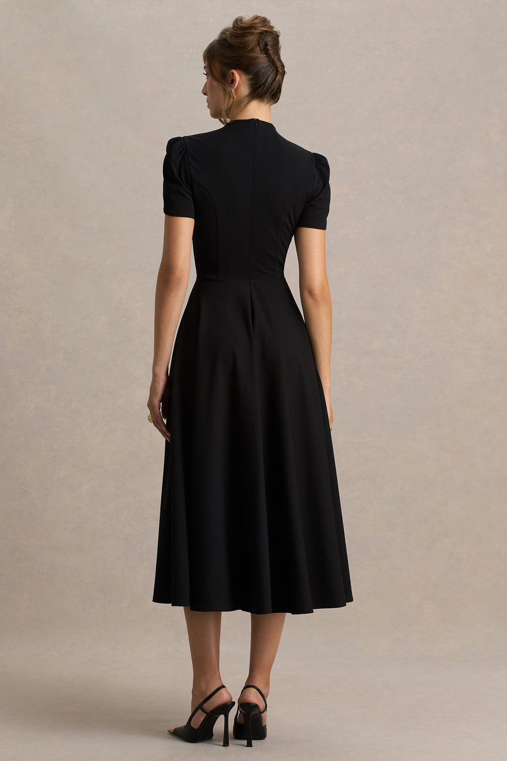 Vicky | Robe mi-longue noire à col montant et manches bouffantes