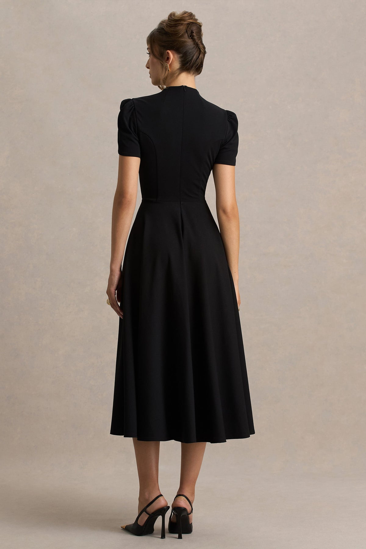 Vicky | Robe mi-longue noire à col montant et manches bouffantes