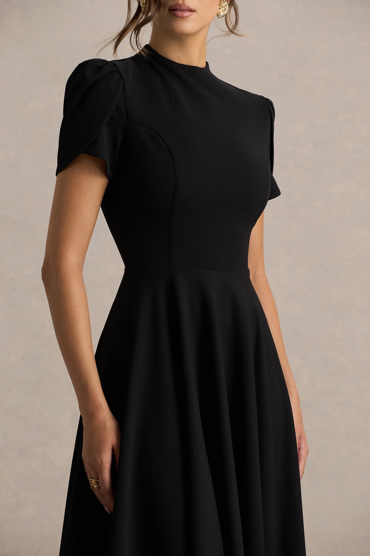 Vicky | Robe mi-longue noire à col montant et manches bouffantes