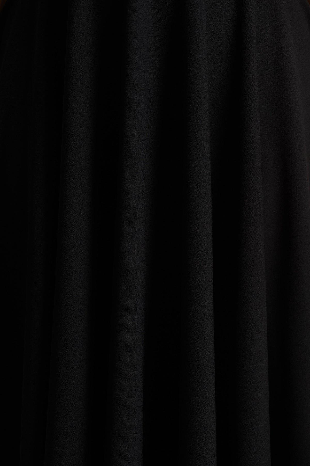 Vicky | Robe mi-longue noire à col montant et manches bouffantes