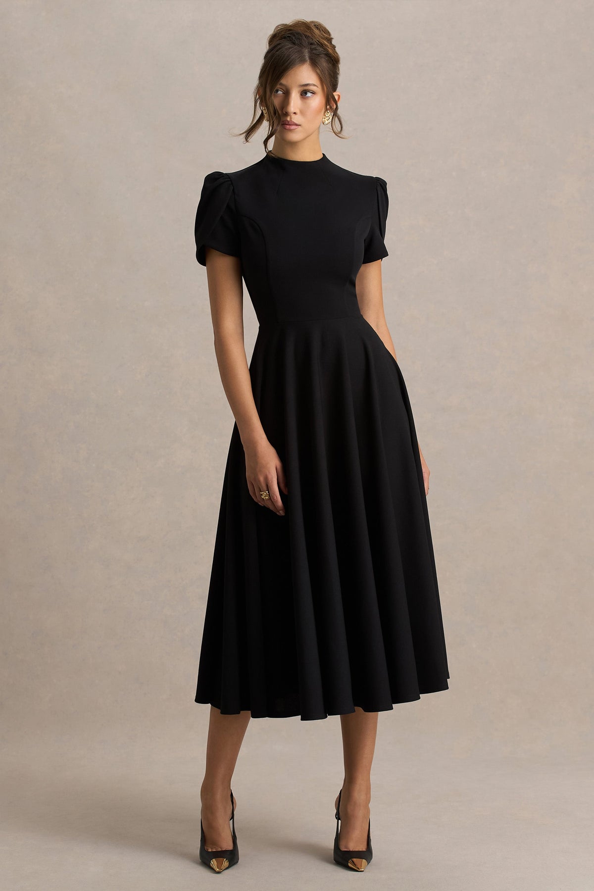 Vicky | Robe mi-longue noire à col montant et manches bouffantes