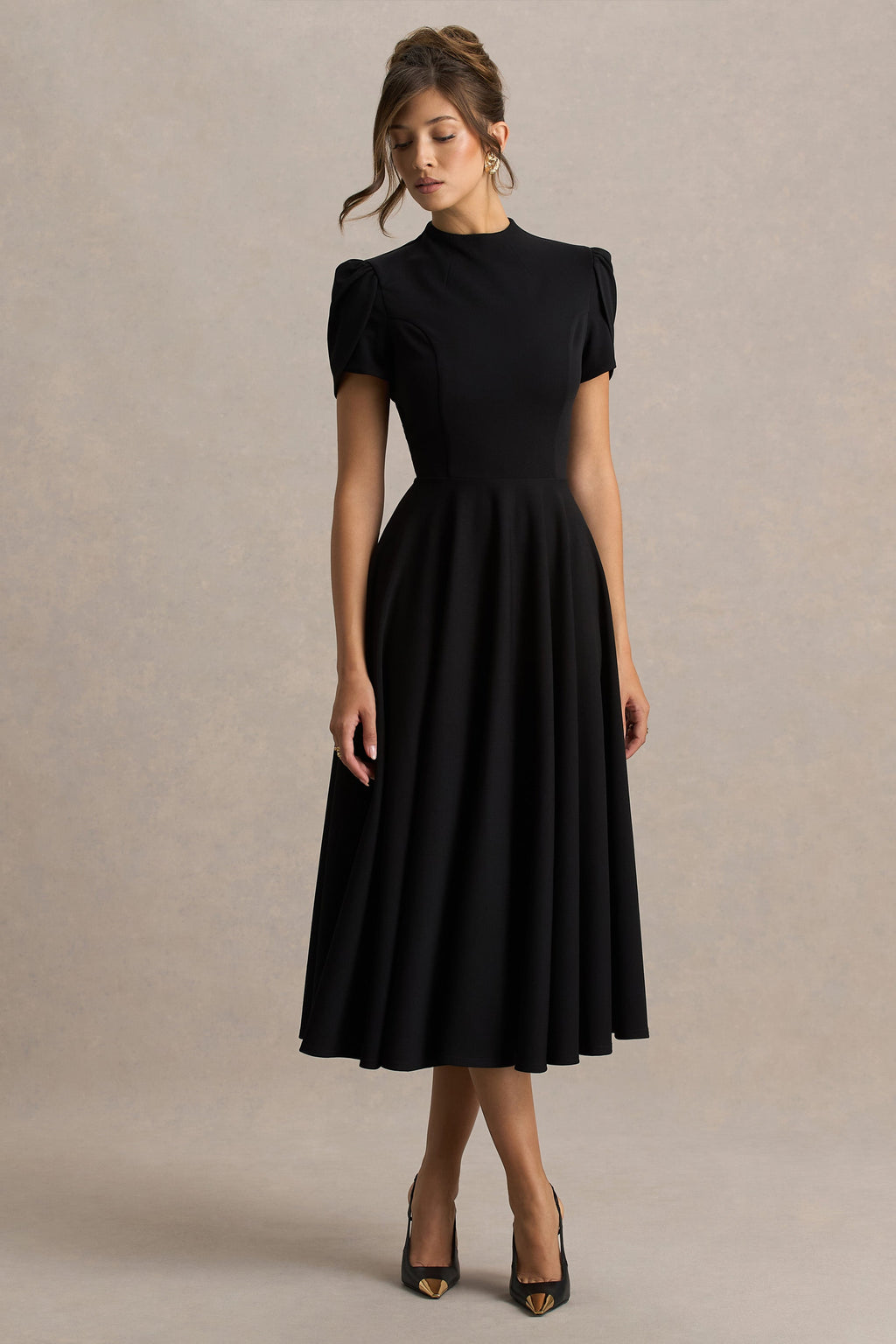 Vicky | Robe mi-longue noire à col montant et manches bouffantes
